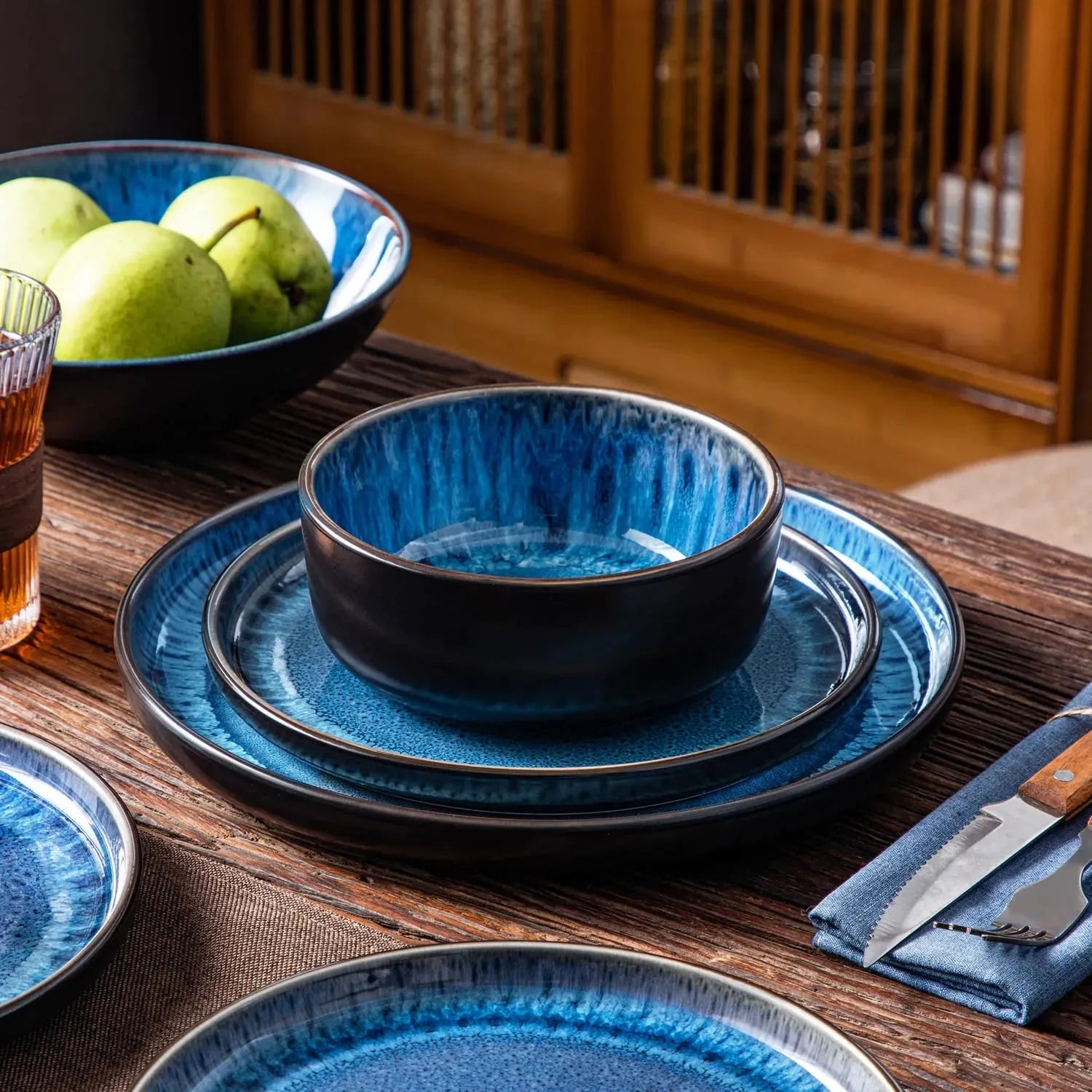 Chic Kollektion Steingut Geschirrset in Blau, 24-teilig, elegantes Design mit hochwertiger Glasur für stilvolle Tische.